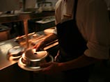 "Маленькие грязные секреты" ресторанного обслуживания раскрыла бывшая американская официантка Дебра Гинзберг, проработавшая в течение 20 лет в этом бизнесе - от простых закусочных до эксклюзивного ресторана в пятизвездочном отеле