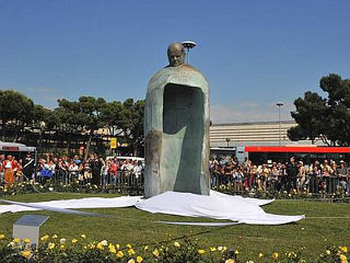 Памятник Иоанну Павлу II в Риме эстетически усовершенствовали: папа сильно походил на Муссолини