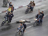 Боевики "Хамас" в масках выволокли шестерых подозреваемых в шпионаже на улицу и расстреляли