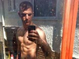 Фотография голого по пояс подтянутого парня, сделанная им самим через отражение в грязном стекле, вряд ли вызвала бы такой ажиотаж, не появись она в ненужное время в ненужном месте Фотография голого по пояс подтянутого парня, сделанная им самим через отражение в грязном стекле, вряд ли вызвала бы такой ажиотаж, не появись она в ненужное время в ненужном месте