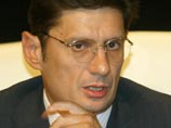 "Леонид Федун нынче не в настроении: с 2003 года он вложил в покупку игроков много миллионов, но пока не выиграл даже в каком-нибудь несчастном чемпионате премьер-лиги" "Леонид Федун нынче не в настроении: с 2003 года он вложил в покупку игроков много миллионов, но пока не выиграл даже в каком-нибудь несчастном чемпионате премьер-лиги"