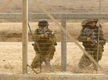Израильские военные ответили предупредительным огнем в воздух на нарушение 300-метровой зоны отчуждения. Когда палестинцы полезли на забор, солдаты сделали несколько выстрелов по ногам