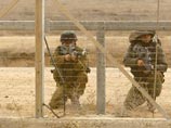 Израильские военные ответили предупредительным огнем в воздух на нарушение 300-метровой зоны отчуждения. Когда палестинцы полезли на забор, солдаты сделали несколько выстрелов по ногам Израильские военные ответили предупредительным огнем в воздух на нарушение 300-метровой зоны отчуждения. Когда палестинцы полезли на забор, солдаты сделали несколько выстрелов по ногам
