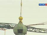 В центре Москвы стрелой строительного крана повредило купол церкви