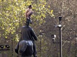 Нарушителем спокойствия жителей Лондона, в минувшую пятницу оседлавшим в голом виде памятник принцу Георгу в центральном районе Уайтхолл, оказался некий Дан Мотреску