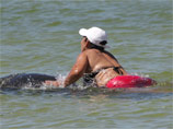 Жительницу штата Флорида Анну Гутьеррес арестовали за что, что она покаталась на ламантине во время отдыха на одном из пляжей