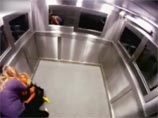 Розыгрыш на грани инфаркта: в Бразилии пассажиров лифта напугали девочкой-призраком (ВИДЕО)