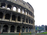 Один из символов Рима - амфитеатр Колизей - будет окольцован защитным барьером так, чтобы туристы не подходили слишком близко к внешним стенам древнего памятника