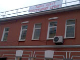 Транспарант с надписью "Здесь сидит иностранный агент" появился на крыше здания правозащитного центра "Мемориал" в центре Москвы в ночь на среду