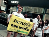 В рамках кампании "Detox - избавимся от ядов" она протестировала 141 образец одежды различных фирм, закупленные в 29 странах. И почти на всех, включая одежду от таких производителей, как Armani, Tommy Hilfiger, Benneton, Levi's и GAP, нашлись токсичные хи