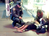 Размещенная во вторник на странице полиции Нью-Йорка в Facebook фотография, на которой 25-летний офицер Лоуренс Депримо одаривает пожилого бомжа ботинками, трогательно опустившись перед ним на одно колено, стала настоящим хитом