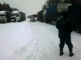 Критическая ситуация сложилась на трассе М-10 "Россия" под Тверью: пробка, возникшая из-за снегопада, растянулась на 40 км