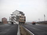 Упертый домовладелец из Китая разрешил снести свой знаменитый дом посреди шоссе