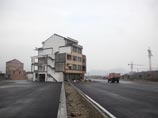Упертый домовладелец из Китая разрешил снести свой знаменитый дом посреди шоссе Упертый домовладелец из Китая разрешил снести свой знаменитый дом посреди шоссе