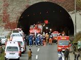 Причиной обрушения свода в автомобильном тоннеле Сасаго к западу от Токио стало старение оборудования, заявил на пресс-конференции утром в понедельник представитель компании NEXCO - владельца скоростной автодороги и тоннеля