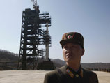 Северная Корея установила первую ступень ракеты большой дальности "Ынха-3" ("Млечный путь-3"), которую намерена запустить в ближайшие дни - в период с 10 по 22 декабря