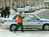 Сильный снегопад, начавшийся в Москве в ночь на вторник, привел к образованию снежных заносов
