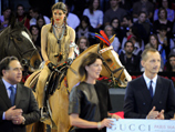 Принцесса Монако возмутила индейцев и подставила Gucci "расистским" костюмом на конном турнире
