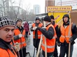 26 дворников из Таджикистана на востоке Москвы выдвинули условия прежде, чем убирать снег, который за ночь засыпал столицу. Работники уверяют, что начальство, которое не заключило с ними договоры, не платит им уже полгода
