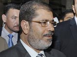 Президенту Египта Мохаммеду Мурси пришлось спасаться бегством от протестующих. Он покинул здание и отправился к себе домой в элитный комплекс в пригороде столицы. Известно, что его кортеж с трудом пробился через толпу
