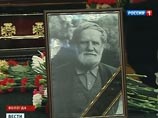 Тысячи людей простились с Василием Беловым в Вологде