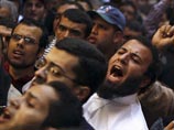 Как уточняет ИТАР-ТАСС со ссылкой на местные телеканалы, сотни протестующих в Каире прорвали кордоны президентской гвардии, охраняющей дворец главы государства Мухаммеда Мурси