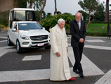 Папа римский получил новый "папамобиль" - более комфортный и экологичный