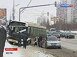 На северо-западе Москвы автобус налетел на фонарь и сбил пешеходов