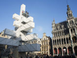 Металлическая елка, установленная на центральной площади Брюсселя - Grande Place, по решению властей и полиции бельгийской столицы будет демонтирована