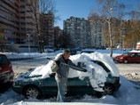 Зима в Европе: 40 человек замерзли, машины вытаскивают из сугробов танками