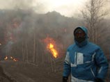 Паломничество к извергающемуся камчатскому вулкану: туристы-экстремалы греют обед на горячих от лавы камнях