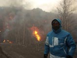 Паломничество к извергающемуся камчатскому вулкану: туристы-экстремалы греют обед на горячих от лавы камнях Паломничество к извергающемуся камчатскому вулкану: туристы-экстремалы греют обед на горячих от лавы камнях