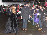 Lady Gaga прилетела в Москву ночью, встретившись в аэропорту с "монстриками" Lady Gaga прилетела в Москву ночью, встретившись в аэропорту с "монстриками"