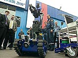 Внимание зрителей и участников выставки было привлечено к роботу-саперу Внимание зрителей и участников выставки было привлечено к роботу-саперу