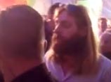 В Британии фаната выдворили со стадиона из-за сходства с Иисусом (ВИДЕО) В Британии фаната выдворили со стадиона из-за сходства с Иисусом (ВИДЕО)