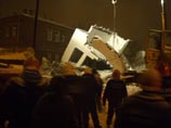 Авария произошла на стройплощадке в Таганроге накануне вечером. В момент ЧП на строительстве четырехэтажного дома по улице Чехова работали, по последним данным, 30 человек. 17 рабочих оказались погребенными под завалами обрушившегося здания