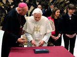 Папа Римский Бенедикт XVI вечером в пятницу зажег огни главной ватиканской ели на площади святого Петра