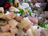 В Оренбурге поставили мировой рекорд по приготовлению салата оливье. Десятки шеф-поваров из разных оренбургских ресторанов объединили свои усилия, чтобы приготовить салат, вес которого достиг 1841 кг