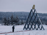 Уральский художник построил "Стабильность" - пирамиду из щитов ОМОНа с троном наверху (ВИДЕО)