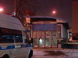 На станции московского метро "Дубровка" двое неизвестных нанесли ножевое ранение 28-летнему мужчине и скрылись. Пострадавший позже скончался в больнице