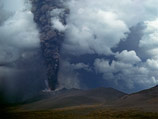 МЧС и очевидцы поспорили, взорвался ли конус извергающегося на Камчатке вулкана Плоский Толбачик
