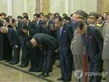 Незнакомец в штатском привлек к себе внимание на траурной церемонии 17 декабря. В тот день он занял место, которое ранее отводилось военному генералу Цой Рон Хэ - главе Политического бюро северокорейской армии