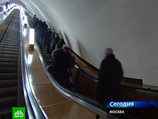 Потом они с другой стороны, естественно, пошли на эскалатор. Через минуту эскалатор отключили, но они поднялись пешком Потом они с другой стороны, естественно, пошли на эскалатор. Через минуту эскалатор отключили, но они поднялись пешком