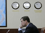 Госдума торопит правительство премьера Медведева перейти с "вечного лета" президента Медведева