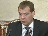 Премьер Медведев в среду встретится с единороссами на заседании высшего и генерального советов партии. "Он намерен провести дополнительные консультации с членами партии, так как считает важным, чтобы за санкциями не были потеряны принципы гуманности"