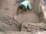 Всего в местечке Онавас, всего в 300 метрах от жилых поселений, было обнаружено 25 человеческих скелетов, причем у 13 из них черепа носили следы намеренной деформации, а у пяти были особым образом обработаны зубы