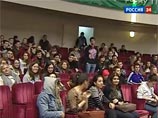 В здании вуза протестуют уже около 100 студентов, и каждую минуту к акции присоединяются новые участники В здании вуза протестуют уже около 100 студентов, и каждую минуту к акции присоединяются новые участники