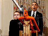 Президент США Барак Обама, как уже давно заметили журналисты, любит повеселиться перед объективами камер, не боясь предстать перед взыскательной общественностью в глупом виде