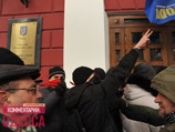 Националисты с помощью Деда Мороза штурмом взяли мэрию Одессы (ВИДЕО)