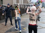 Украинские феминистки устроили в Брюсселе акцию протеста против российского президента Владимира Путина, прибывшего в бельгийскую столицу на саммит Россия-ЕС Украинские феминистки устроили в Брюсселе акцию протеста против российского президента Владимира Путина, прибывшего в бельгийскую столицу на саммит Россия-ЕС